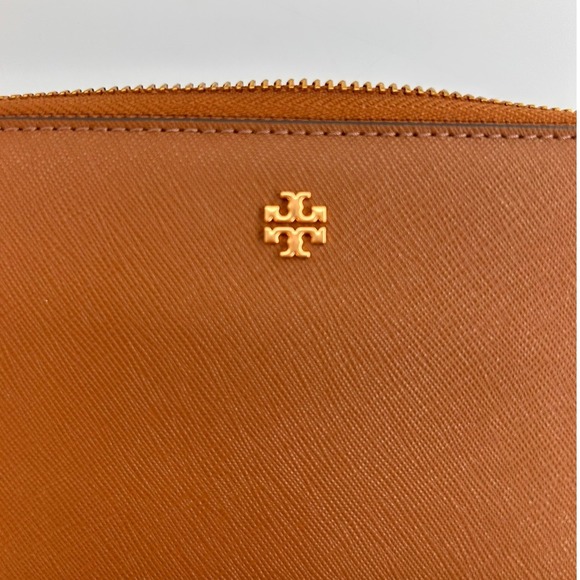 NWOT Tory Burch Brown Saffiano Leather Wristlet Wallet Zip Around Gold Logo